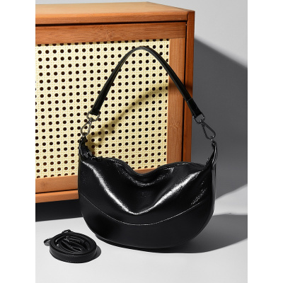 真皮斜挎包新款法国小众牛角包女质感软皮休闲百搭饺子包单肩