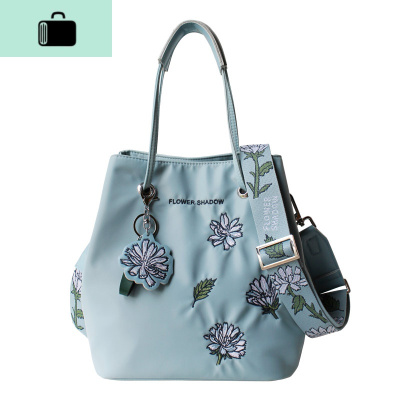 花影单肩斜挎手提刺绣防水文艺原创挂件水桶尼龙帆布女包NEW LAKE 浅蓝色女士手提包