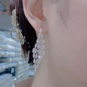 设计感轻奢气质长款水晶菱形耳环2025新款潮大气名媛高端百搭耳饰送女朋友老婆情人节七夕生日礼物 白水晶耳环