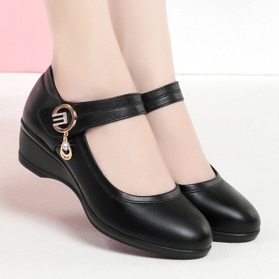 新款妈妈鞋软底女春款舒适透气单鞋魔术贴中年坡跟透气皮鞋子