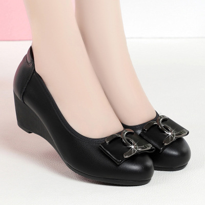 春秋坡跟低帮圆头妈妈鞋休闲黑色女式单鞋大码中年女鞋软皮软底