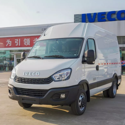 依维柯牌NJ5046XXYEQE4厢式运输车 白色 标准版