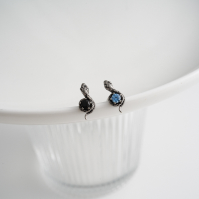 韩国复古小蛇镶钻本命年耳骨钉旋转球螺丝拧堵女钛钢针送女朋友老婆情人节七夕生日礼物