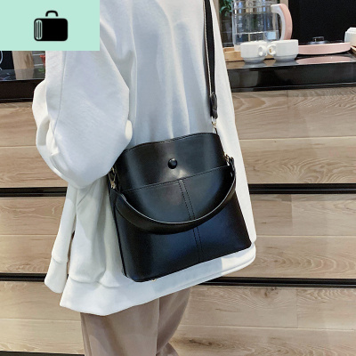 网红小包包女2020流行新款潮韩版百搭斜挎包宽肩带单肩时尚水桶包NEW LAKE女士单肩包