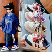 儿童运动鞋2026年春季新款玩偶挂件跑步鞋运动风复古男女童鞋