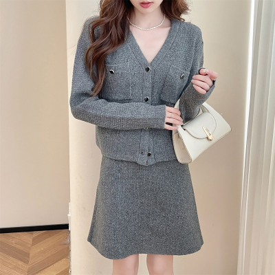 [3件8.5折195.4元,叠加优惠券]唐狮秋季新款小香风女V领开衫半身裙女士潮qd