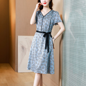小个子真丝连衣裙重磅年轻款妈妈专柜品牌丝绸桑蚕丝缎面l00%桑蚕丝V领茶歇裙法式复古真丝碎花连衣裙纯真丝配腰带裙子正品