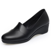 中跟软皮妈妈鞋春秋黑色软底舒适单鞋中年女皮鞋坡跟通勤上班女鞋