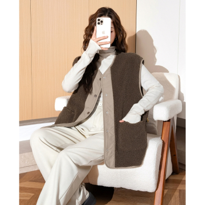 [3件8.5折152.9元,叠加优惠券]唐狮秋冬季新款女V领拼接仿羊羔毛马甲设计感宽松外套潮流