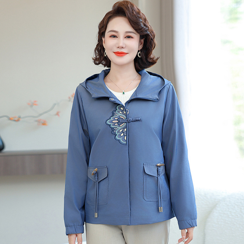 2025年洋气新款妈妈装外套40-60岁刺绣中老年女装新款春装开衫女