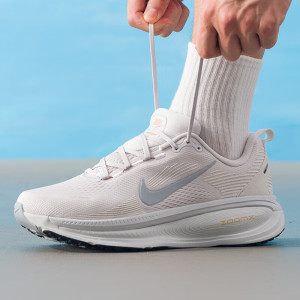 耐克(NIKE)男鞋新款运动鞋VOMERO 18缓震耐磨轻便透气公路跑步鞋 HM6803-009 ZP