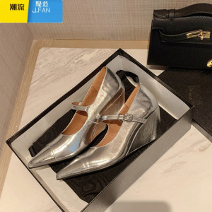 聚范转角巴黎~尖头坡跟玛丽珍浅口一字扣带气质银色高跟百搭单鞋女