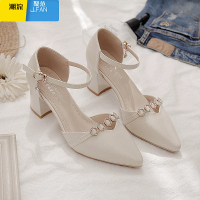 聚范凉鞋女2021年夏季新款百搭粗跟一字式扣带包头中空单鞋尖头高跟鞋