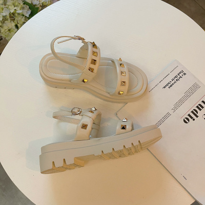 娜瑟薇潮流铆钉凉鞋2021年新款女罗马厚底松糕鞋软一字带平底鞋露趾夏