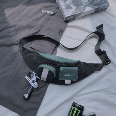 斜挎包潮牌ins运动斜挎小背包男士胸包单肩包嘻哈个性男学生腰包莎丞