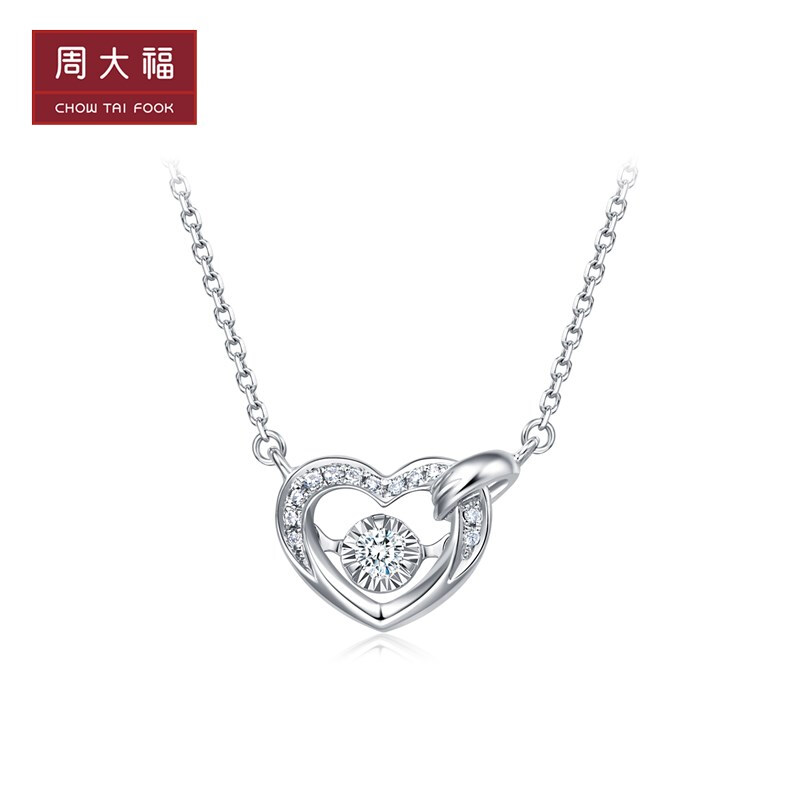 周大福 扣人心缘系列 扣住心动 白t950铂金镶钻石项链吊坠 na1346