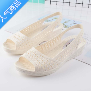 SUNTEK2019新款鱼嘴塑胶凉鞋女防水坡跟妈妈鞋软底白色护士鞋夏季沙滩鞋