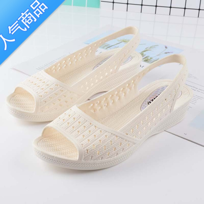 SUNTEK2019新款鱼嘴塑胶凉鞋女防水坡跟妈妈鞋软底白色护士鞋夏季沙滩鞋