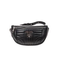 普拉达(PRADA)牛皮材质衍缝设计女士单肩包小巧便携潮酷百搭配饰