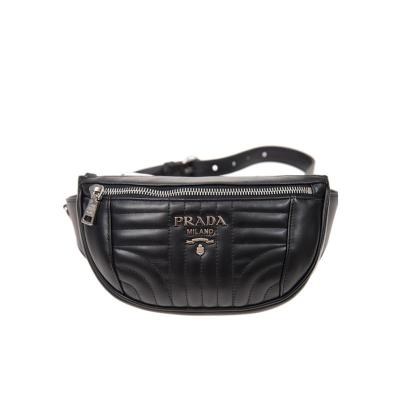 普拉达(PRADA)牛皮材质衍缝设计女士单肩包小巧便携潮酷百搭配饰