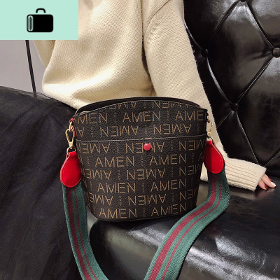 包包女2020新款春季百搭单肩包大容量多口袋个性潮贝壳斜跨水桶包NEW LAKE女斜挎包