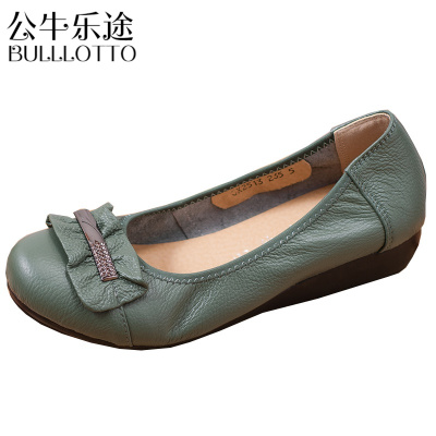 公牛乐途2021妈妈鞋单鞋女平底真皮中年防滑软底浅口舒适透气中老年码皮鞋