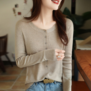 年早秋新款圆领精纺羊毛针织衫长袖女纯色宽松纽扣打底衫上衣