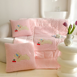 秋冬暖茸茸牛奶绒抱枕被立体绒感刺绣羊羔绒萌宠靠垫被