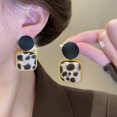 复古港风豹纹耳环女2024新款小众设计耳钉秋冬高级感个性耳饰送女朋友老婆情人节七夕生日礼物