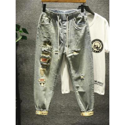 新款Hi个性破洞补丁牛仔裤男刺绣花纹图案徽章浅色束脚九分裤