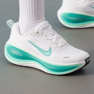 耐克(NIKE)女鞋新款Vomero Plus缓震耐磨运动鞋时尚休闲跑步鞋HV8154-801 ZP