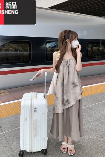 YIBUSHENG茶系扎染吊带连衣裙女装季2024新款法式设计感绑带显瘦气质裙子