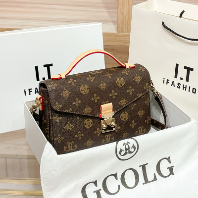 欧美时尚女士包包2026新款时尚复古老花邮差包女轻奢百搭手提斜挎包高级感小方包