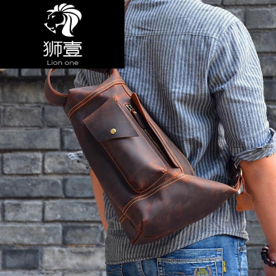 狮壹（Lionone）单肩斜挎包男新款疯马皮男士胸包大容量背包复古单肩挎包男包登山包男