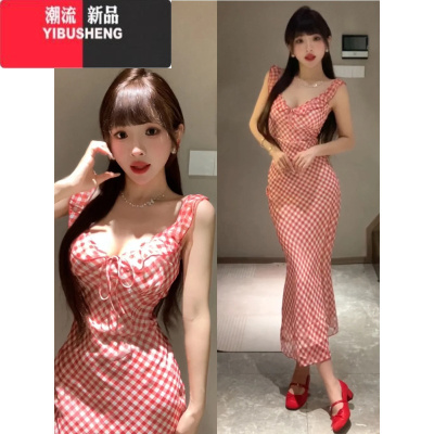 YIBUSHENG纯欲风红色v领格子吊带连衣裙子女季2024新款风情万种包臀长裙