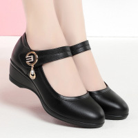 新款妈妈鞋软底女春款舒适透气单鞋魔术贴中年坡跟透气皮鞋子