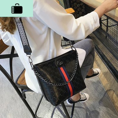 包包女2020新款潮韩版网红百搭斜挎包时尚洋气宽带链条单肩水桶包NEW LAKE女士单肩包