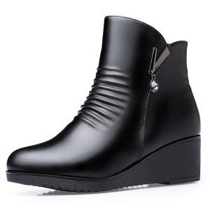 妈妈鞋棉鞋女秋冬季中年软底软面坡跟皮鞋加绒保暖短靴中老年女鞋