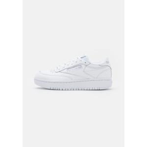 锐步(REEBOK)女款运动板鞋网球风格皮革设计厚底时尚休闲鞋