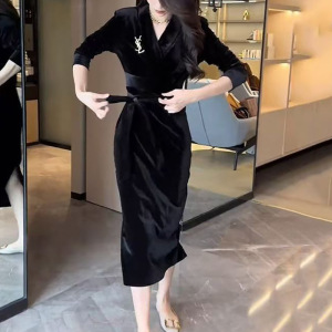 秋冬新款V领长袖连衣裙女设计感赫本风小黑裙长款