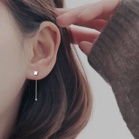 s925银四叶草小耳线女简约气质短款耳坠小众设计高级螺丝拧扣耳环