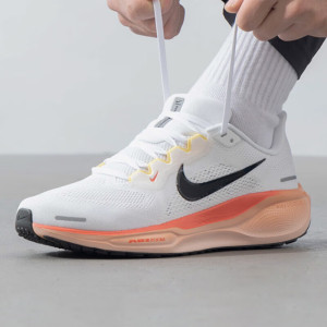 耐克(NIKE)男鞋新款运动鞋VOMERO 18缓震耐磨轻便透气公路跑步鞋 HM6803-009 ZP