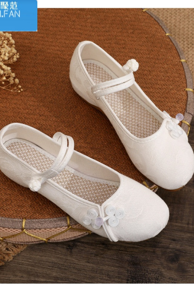 聚范新款老北京布鞋坡跟禅意低跟绣花鞋搭配纱裙旗袍茶艺师单鞋女