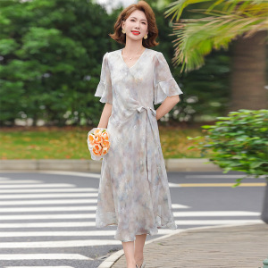 2026年收腰款女装大码休闲中老年短袖雪纺长裙子40-60岁妈妈花裙