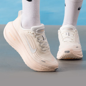 耐克(NIKE)女鞋新款Vomero Plus缓震耐磨运动鞋时尚休闲跑步鞋HV8154-801 ZP