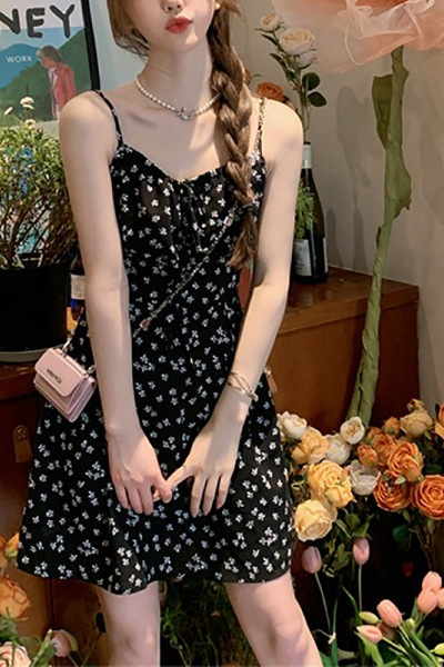 法式收腰茶歇连衣裙女夏辣妹性感打结海边度假纯欲吊带印花沙滩裙