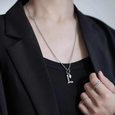 字母钛钢项链男女嘻哈ins轻奢小众设计简约吊坠冷淡风潮情侣挂坠送女朋友老婆情人节七夕生日礼物