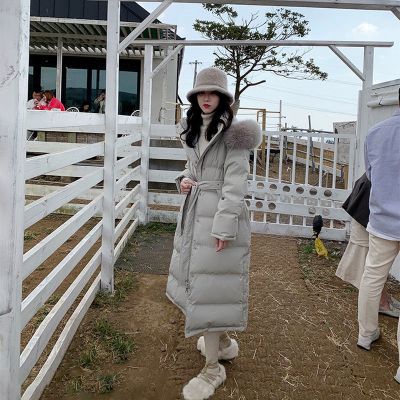 (JIAMEN)新品直营-户外运动抖音网红同款韩版白鸭绒2020年新款长款过膝收腰仿狐狸大毛领女时尚女装潮