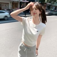 [1.5折价35元]唐狮夏季女圆领左胸爱心图案短款短袖T恤简约显瘦百搭小个子