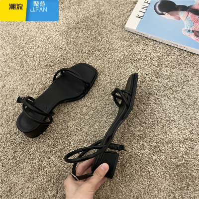 聚范一字扣带凉鞋女士夏季2021年新款韩版露趾时尚仙女风罗马粗高跟鞋